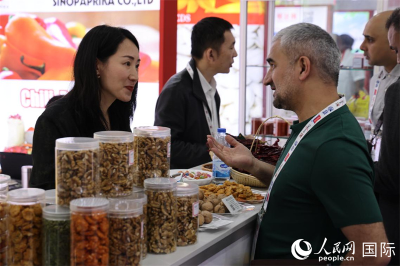 中外商家在第三十屆海灣食品展上交流。人民網(wǎng)記者 張志文攝