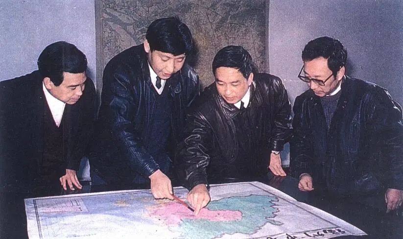 1991年12月，習(xí)近平與同事討論福州市戰(zhàn)略規(guī)劃設(shè)想。（圖源：《習(xí)近平在福州》）