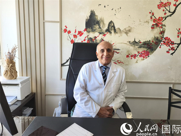 哈利勒在他的辦公室。人民網(wǎng)記者 黃培昭攝