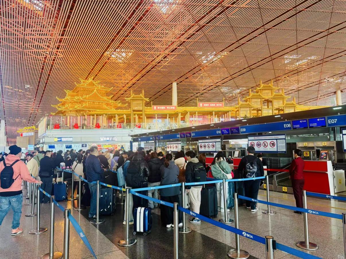 旅客在首都機場值機柜臺辦理乘機手續(xù)。人民網(wǎng)記者 喬雪峰攝