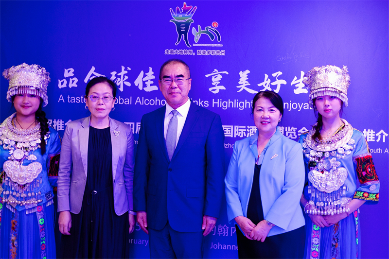 潘慶江總領(lǐng)事與王洪波秘書長合影。（南非貴州商會供圖）