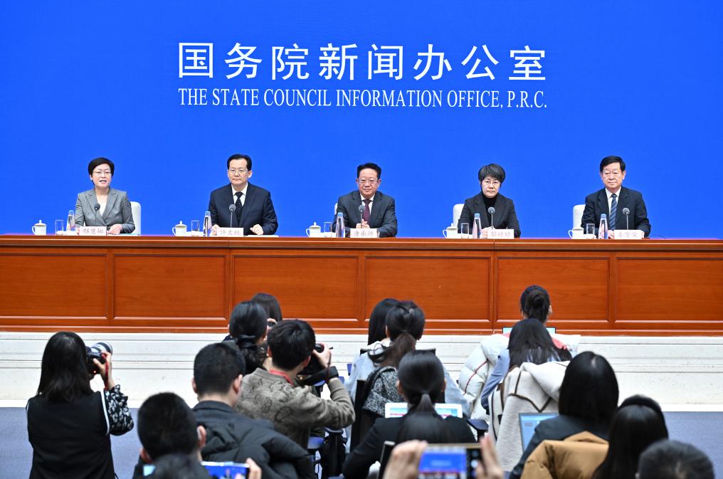 2月28日，國務(wù)院新聞辦公室在北京舉行國務(wù)院政策例行吹風(fēng)會，民政部副部長唐承沛、財政部副部長郭婷婷、自然資源部副部長許大純、住房城鄉(xiāng)建設(shè)部副部長姜萬榮和國務(wù)院新聞辦公室新聞發(fā)言人介紹2024年國務(wù)院部門辦理全國人大代表建議和全國政協(xié)提案工作有關(guān)情況，并答記者問。新華社記者 李鑫 攝