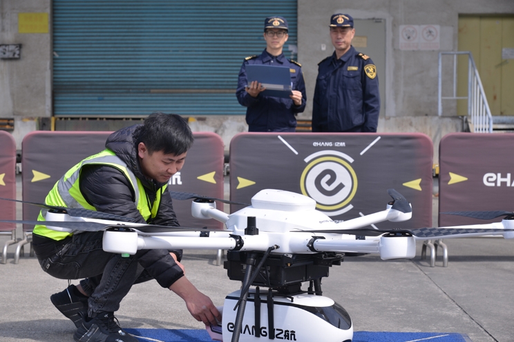 海關關員監(jiān)管跨境電商無人機配送包裹。陳志軍攝