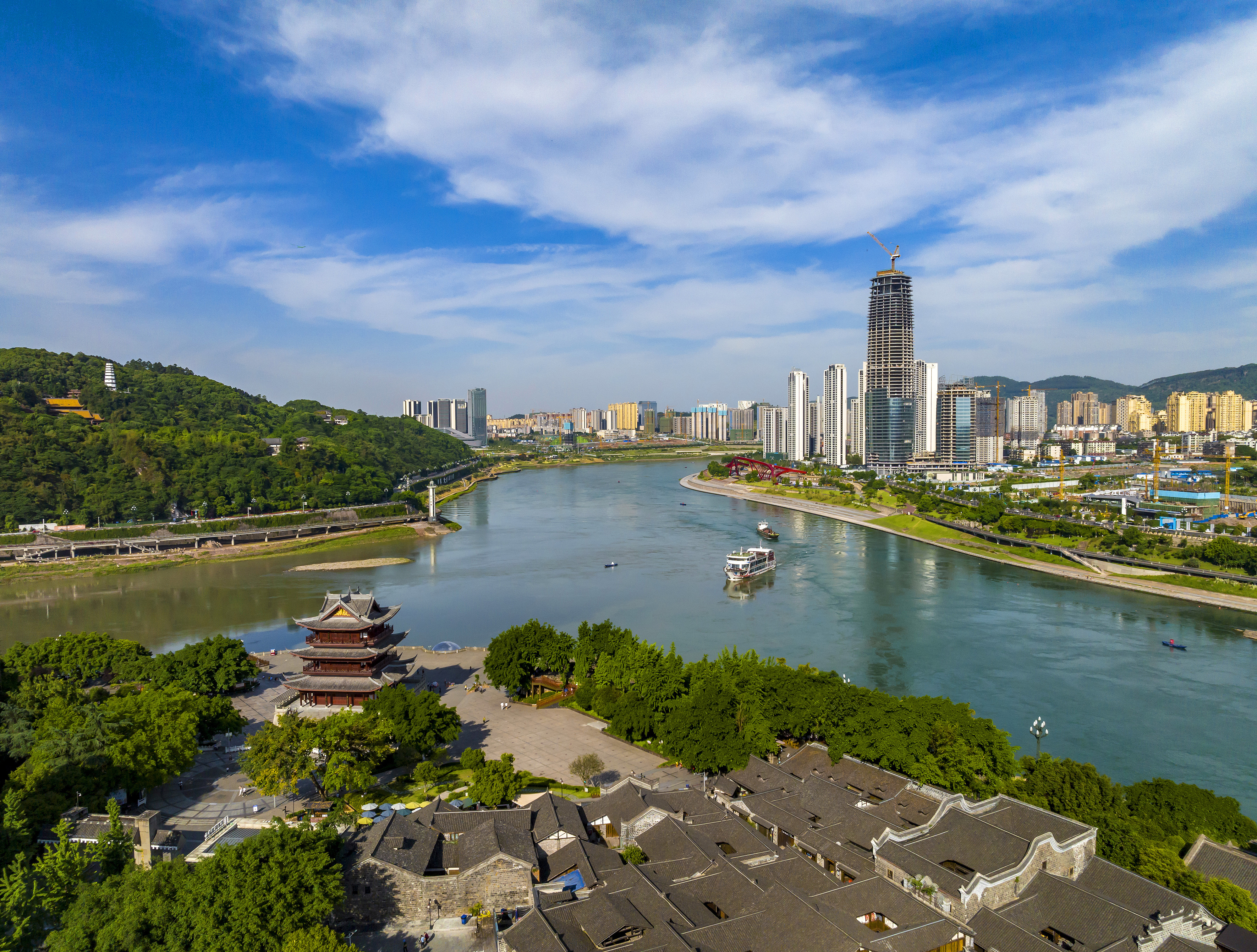 “長(zhǎng)江首城”四川宜賓，經(jīng)過(guò)長(zhǎng)江生態(tài)綜合治理后的三江交匯處風(fēng)光。
