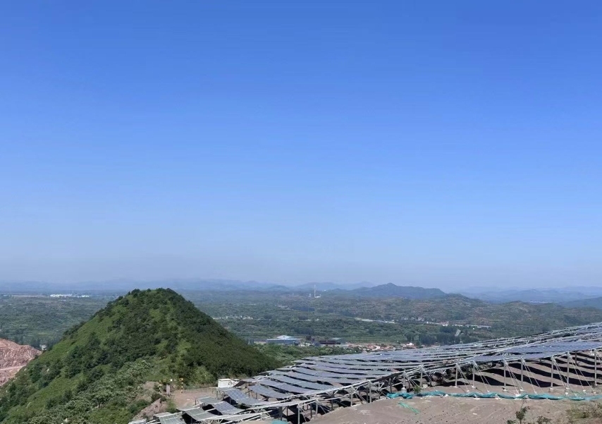 河北遷西某光伏基地。人民網(wǎng)記者 王紹紹攝