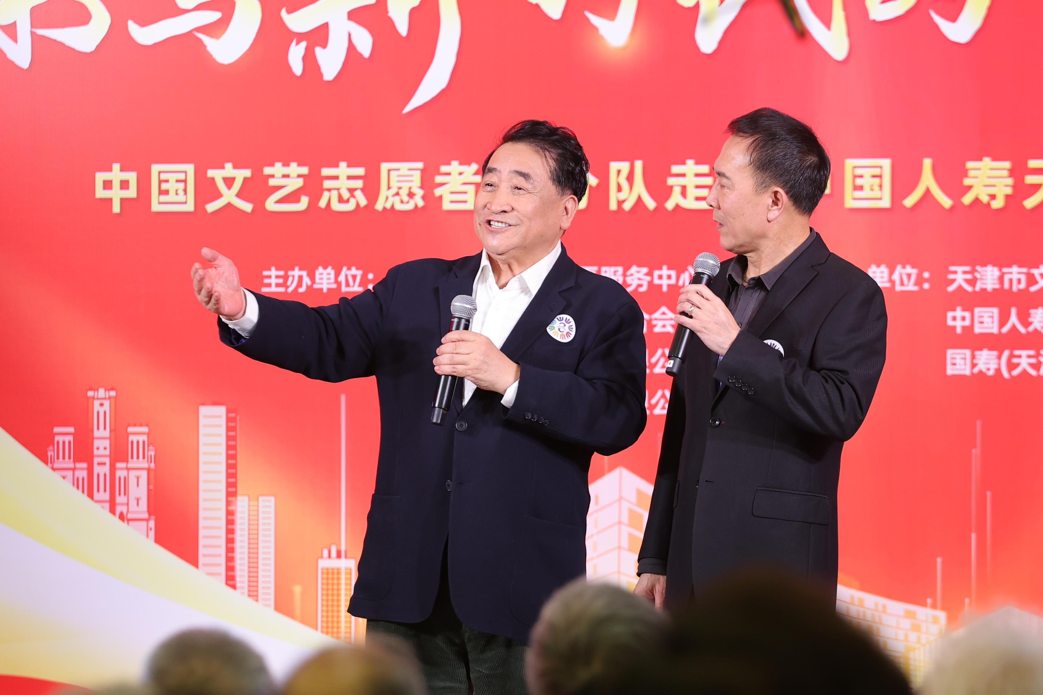 姜昆、戴志誠(chéng)帶來(lái)相聲《歡歌笑語(yǔ)》。中國(guó)文藝志愿者協(xié)會(huì)供圖