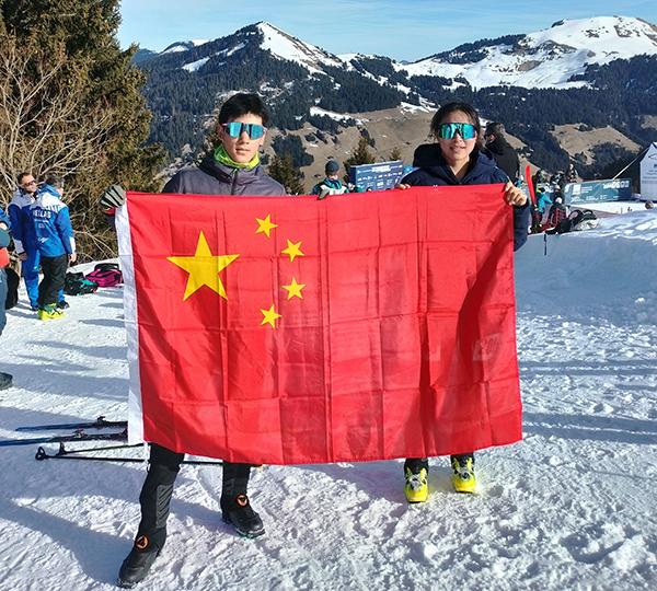 U18垂直競(jìng)速男子冠軍貢松郎（左）加和女子冠軍普姆阿尼賽后舉國(guó)旗慶祝。中國(guó)滑雪登山隊(duì)供圖