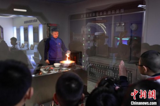 圖為學(xué)生們參觀道里區(qū)消防救援大隊消防科普體驗館內(nèi)火場真實體驗演示區(qū)。中新社記者 趙宇航 攝