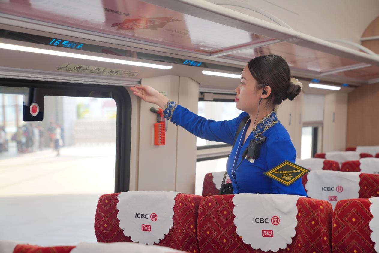 中老鐵路瀾滄號動(dòng)車組列車長小麗正在進(jìn)行車廂檢查。老中鐵路有限公司供圖