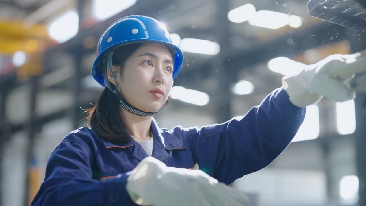 老中鐵路有限公司萬象運(yùn)營管理中心機(jī)輛車間希達(dá)在工作中。老中鐵路有限公司供圖
