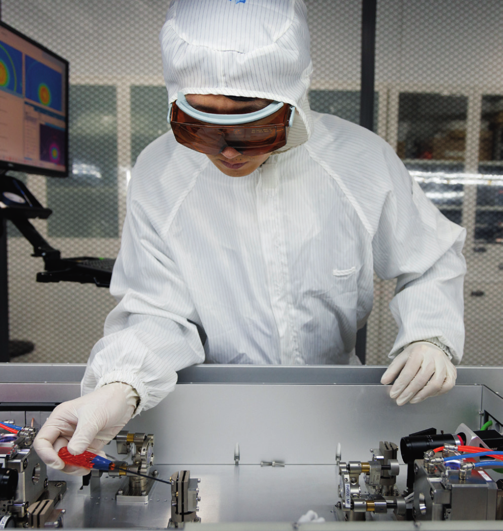 科研人員在廣東東莞阿秒科學中心實驗室調(diào)試高性能激光器（2025年1月10日攝）。金立旺攝/本刊