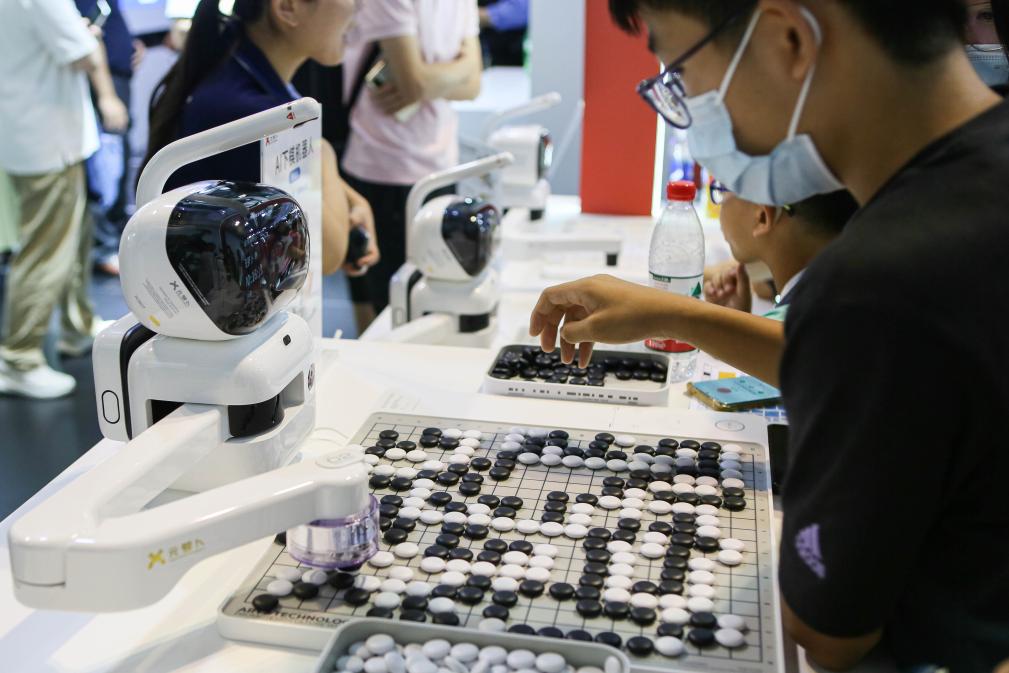 2023年7月7日，元蘿卜AI下棋機(jī)器人與觀眾對(duì)弈。2023年7月6日至8日，2023世界人工智能大會(huì)在上海舉行。新華社記者 辛夢(mèng)晨 攝