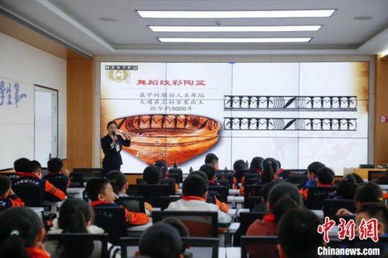 圖為學(xué)生在“國寶音樂會”社教課中了解舞蹈紋彩陶盆。中新社記者 馬銘言 攝