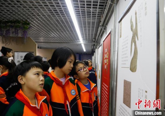 圖為學(xué)生參觀青海省博物館“1+3”主題流動展覽，了解木舞俑。中新社記者 馬銘言 攝