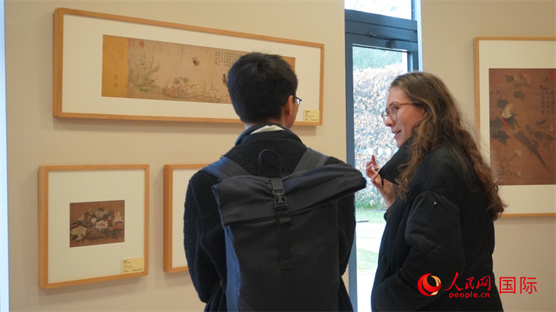 劍橋大學(xué)學(xué)者參觀宋畫特展。人民網(wǎng) 徐量攝