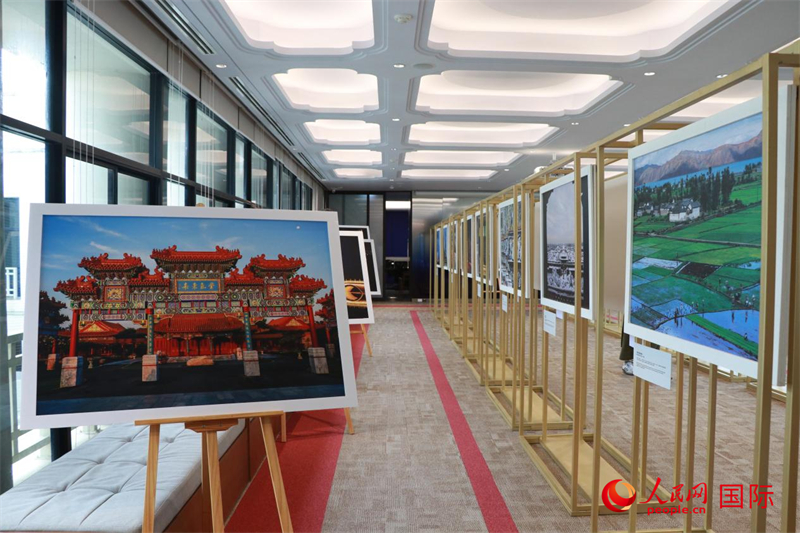 “遇見”攝影展現(xiàn)場。朱瀟逸攝