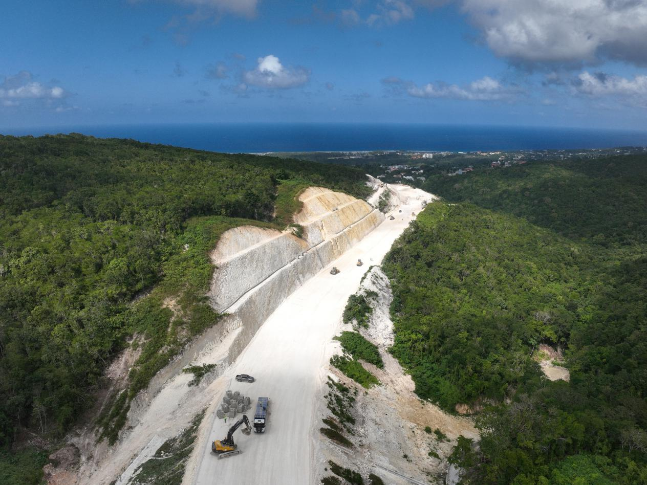 圖為中企承建的牙買加蒙特哥貝繞城路項目基層試驗段正在進行攤鋪和碾壓施工，相關(guān)施工工作已于近日順利完成。中國港灣美洲區(qū)域公司供圖