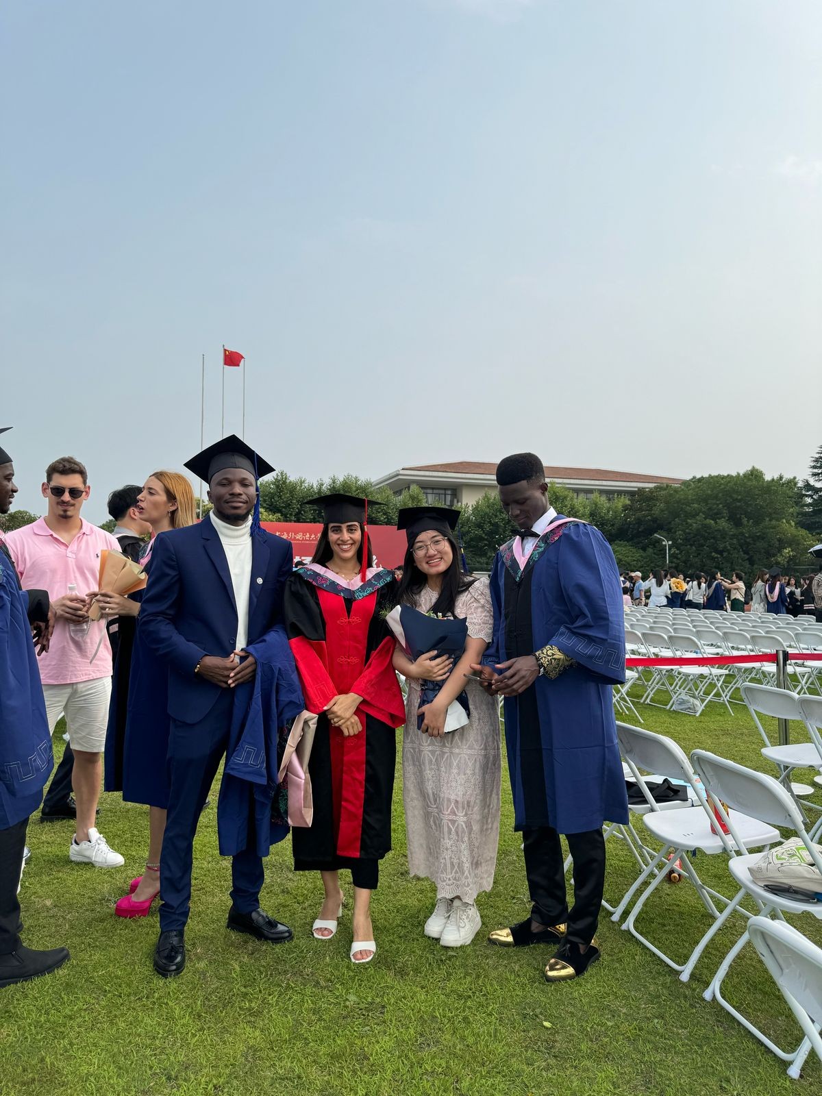 卡友琪（右三）在中國獲得學(xué)位后與同學(xué)合影。受訪者供圖