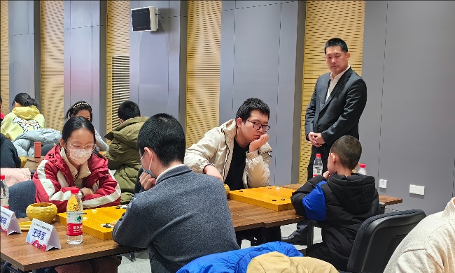 常昊觀戰(zhàn)年輕棋手們比賽。人民網(wǎng)記者 李乃妍攝