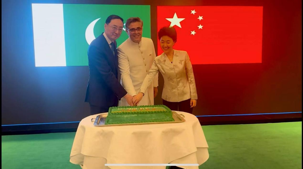 外交部副部長孫衛(wèi)東（左）、巴基斯坦駐華大使卡里爾·哈什米（中）、中聯(lián)部副部長孫海燕（右）共切蛋糕。巴基斯坦駐華大使館供圖