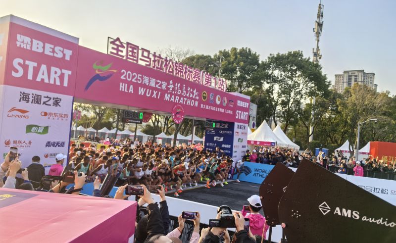 參賽選手沖出起跑線(xiàn)。 人民網(wǎng)記者 楊磊攝