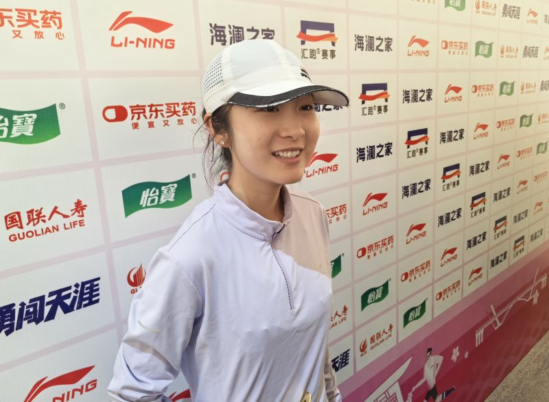 徐冰潔賽后接受采訪(fǎng)。 人民網(wǎng)記者 楊磊攝