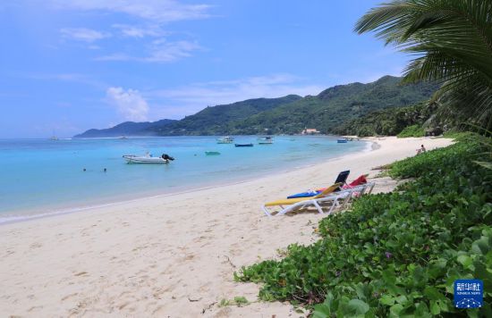 3月19日，游客在塞舌爾馬埃島海邊休閑。新華社記者 董江輝 攝