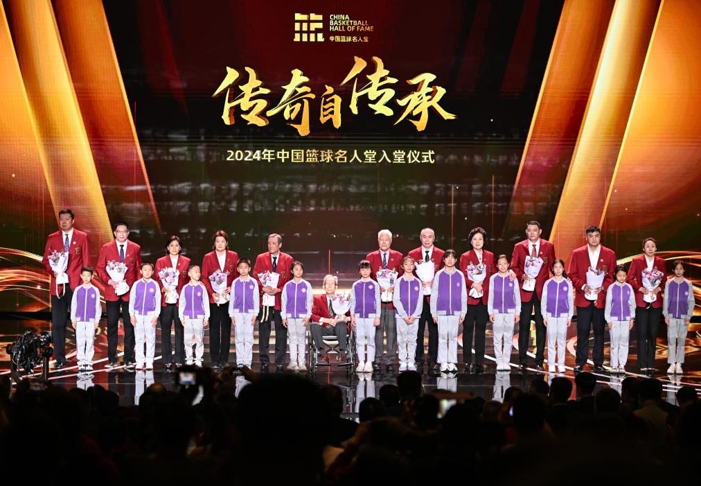 3月23日，在場(chǎng)的各屆中國籃球名人堂入堂人物在入堂儀式上合影留念。新華社記者 陳鐘昊 攝