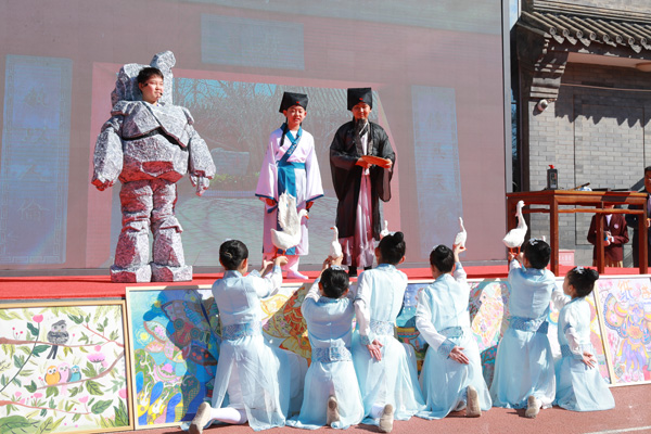 展覽開幕式上，府學(xué)學(xué)子上演情景劇《鵝池》。府學(xué)胡同小學(xué)供圖