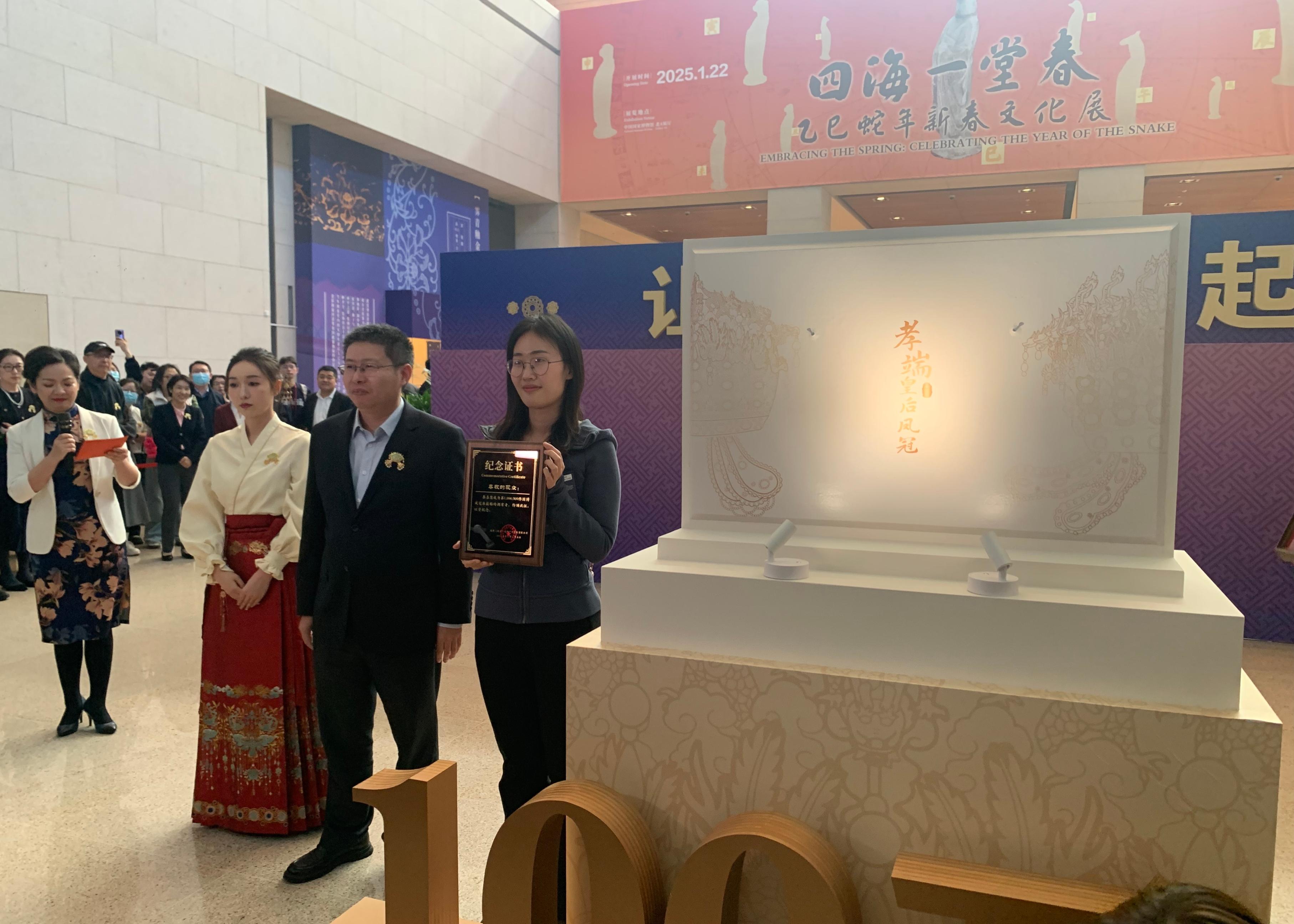 國博文創(chuàng)團隊精心準備了“紀念款鳳冠冰箱貼”和紀念證書贈送給第100萬件鳳冠冰箱貼的購買者。人民網記者 劉穎穎攝