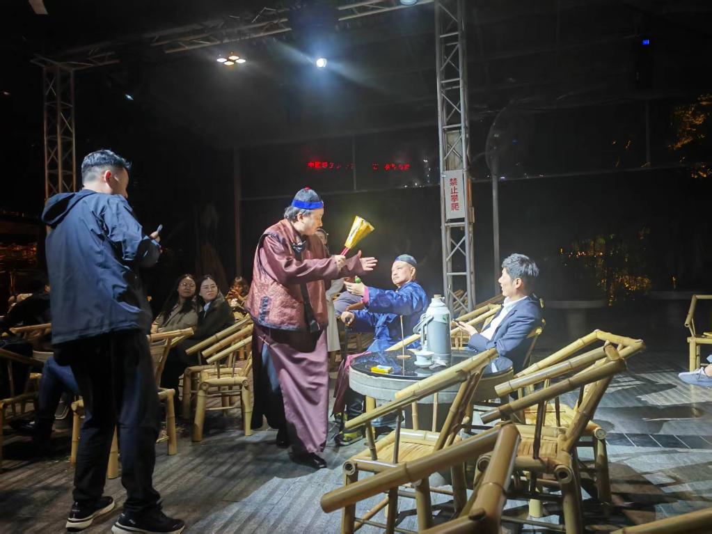 3月24日，《鶴鳴傳奇》在四川省成都市人民公園鶴鳴茶社演出。新華社記者 張海磊 攝