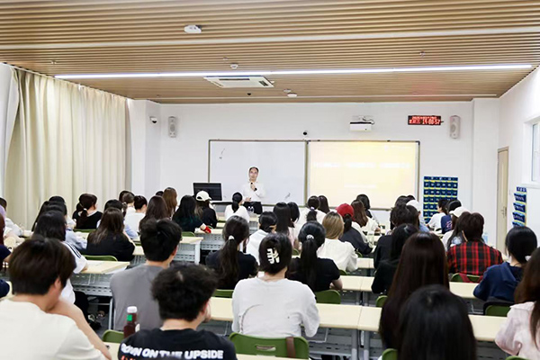 深圳職業(yè)技術(shù)大學黨委副書記、校長許建領(lǐng)為學生授課。學校供圖