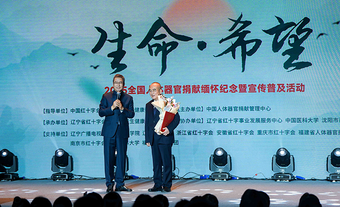 中國紅十字會(huì)副會(huì)長(zhǎng)白巖松在現(xiàn)場(chǎng)采訪“人民英雄”張定宇教授。主辦方供圖