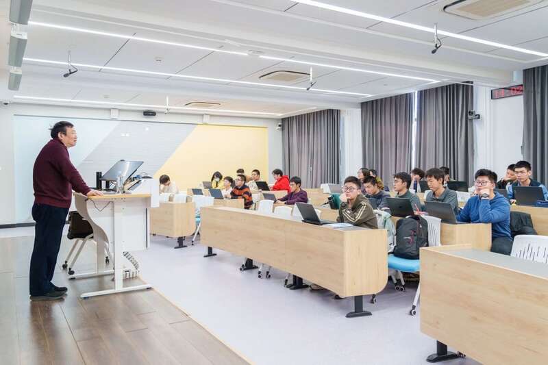 北航面向全校本科生開設《人工智能導論》通識必修課。校方供圖