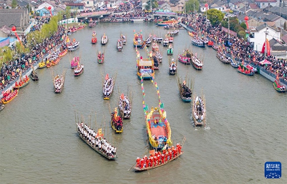 ?4月4日，選手在參加茅山會(huì)船盛會(huì)（ 無人機(jī)照片）。?新華社發(fā)（顧繼紅 攝）