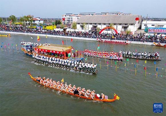 4月4日， 選手在參加茅山會(huì)船盛會(huì)（無人機(jī)照片）。新華社發(fā)（顧繼紅 攝）