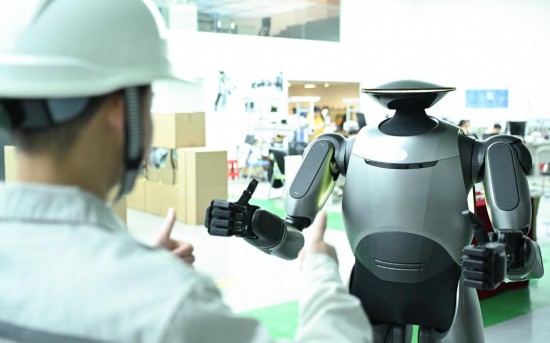 在廣汽研究院，人形機器人團隊的周仁義在演示GoMate機器人互動功能（新華社記者 鄧華 攝）