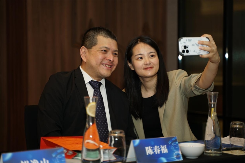 分享會(huì)上，中方記者同與會(huì)代表合影留念。林俊揚(yáng)攝