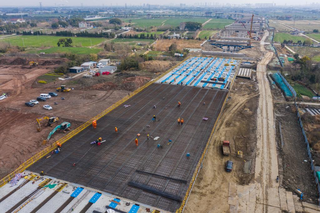 3月7日，在524國道秀洲王江涇至新塍公路工程TJ02標段，作業(yè)人員正在進行60米鋼混組合梁現(xiàn)澆橋面板鋼筋焊接及綁扎作業(yè)（無人機照片）。新華社記者 徐昱 攝