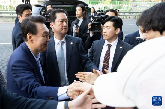 4月11日，韓國前總統(tǒng)尹錫悅（左一）在離開首爾漢南洞官邸時與支持者握手。新華社發(fā)（全休相攝）