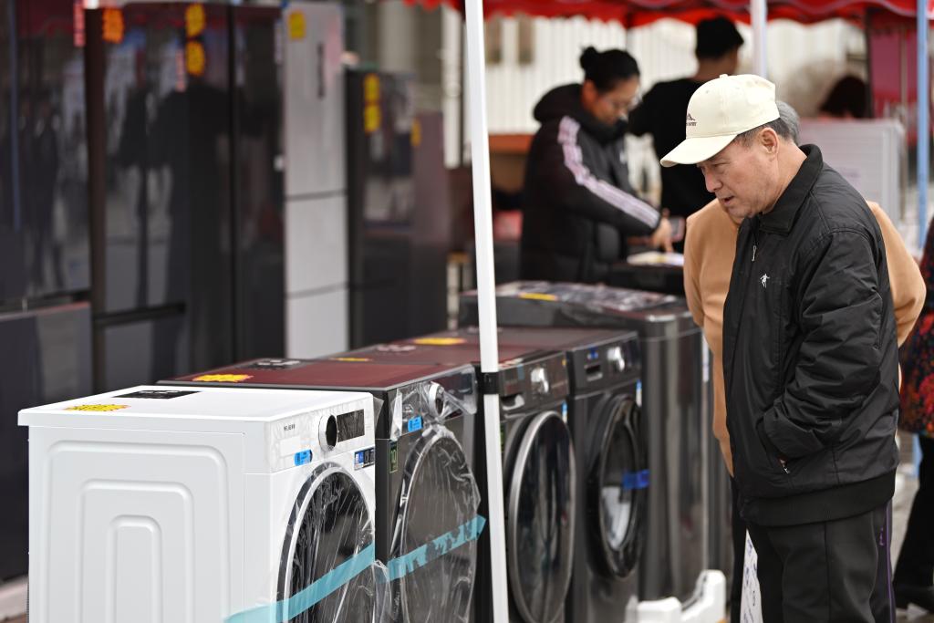 3月28日，天津市北辰區(qū)舉行2025年消費品以舊換新惠民服務(wù)活動，吸引眾多市民前來選購。新華社記者 李然 攝