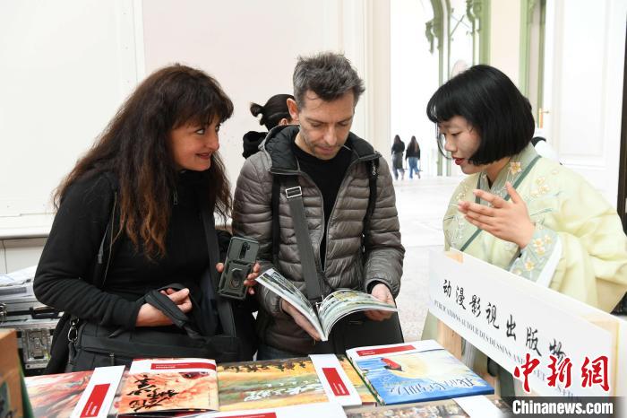 當(dāng)?shù)貢r間4月11日，2025年巴黎圖書節(jié)在巴黎大皇宮揭幕。中國出版代表團(tuán)攜千余種中國精品圖書亮相展會。 中新社記者 李洋 攝
