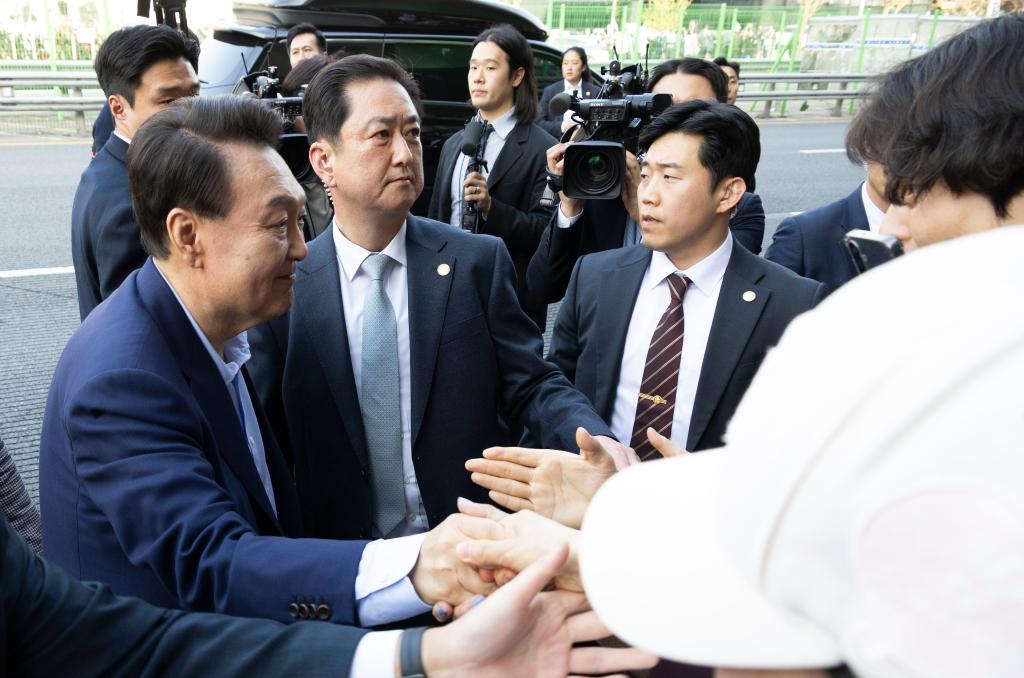 4月11日，韓國前總統(tǒng)尹錫悅（左一）在離開首爾漢南洞官邸時與支持者握手。新華社發(fā)（全休相攝）