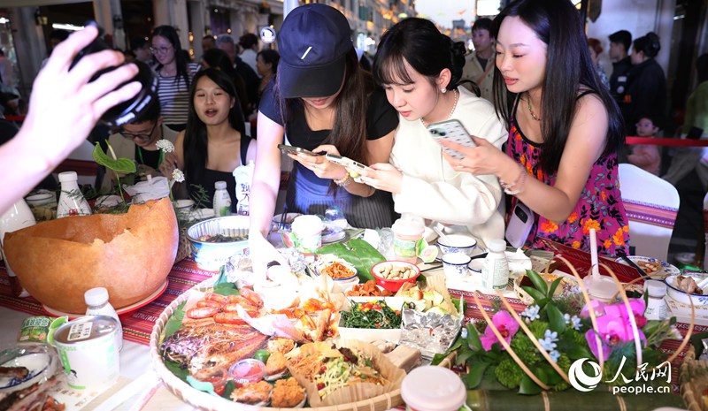 游客拍照打卡體驗長桌宴。人民網(wǎng)記者 符武平攝