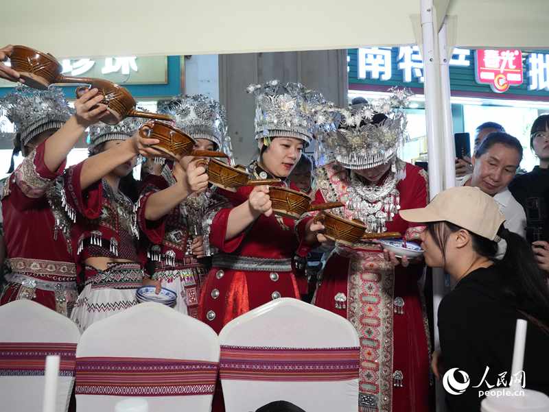 游客體驗互動演出《高山流水》。人民網(wǎng)記者 張力洋攝