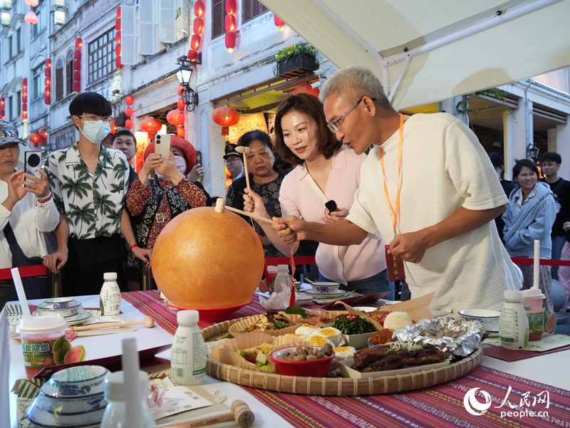 嘉賓品嘗海南傳統(tǒng)美食“煎堆”。人民網(wǎng)記者 張力洋攝