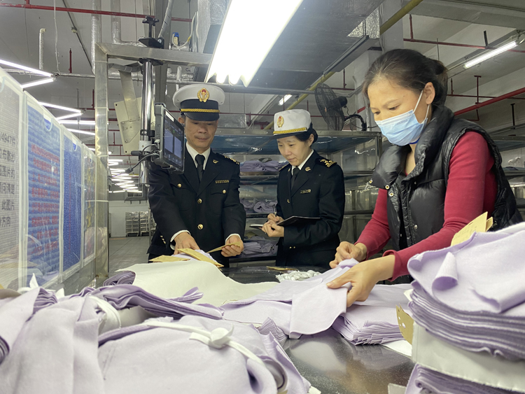 黃埔海關(guān)關(guān)員到毛織企業(yè)開展調(diào)研。周青攝
