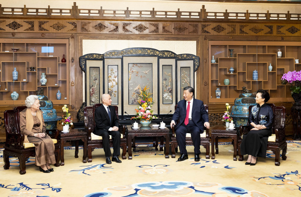 2023年2月24日，國家主席習近平和夫人彭麗媛在北京釣魚臺國賓館養(yǎng)源齋親切會見柬埔寨國王西哈莫尼和太后莫尼列。