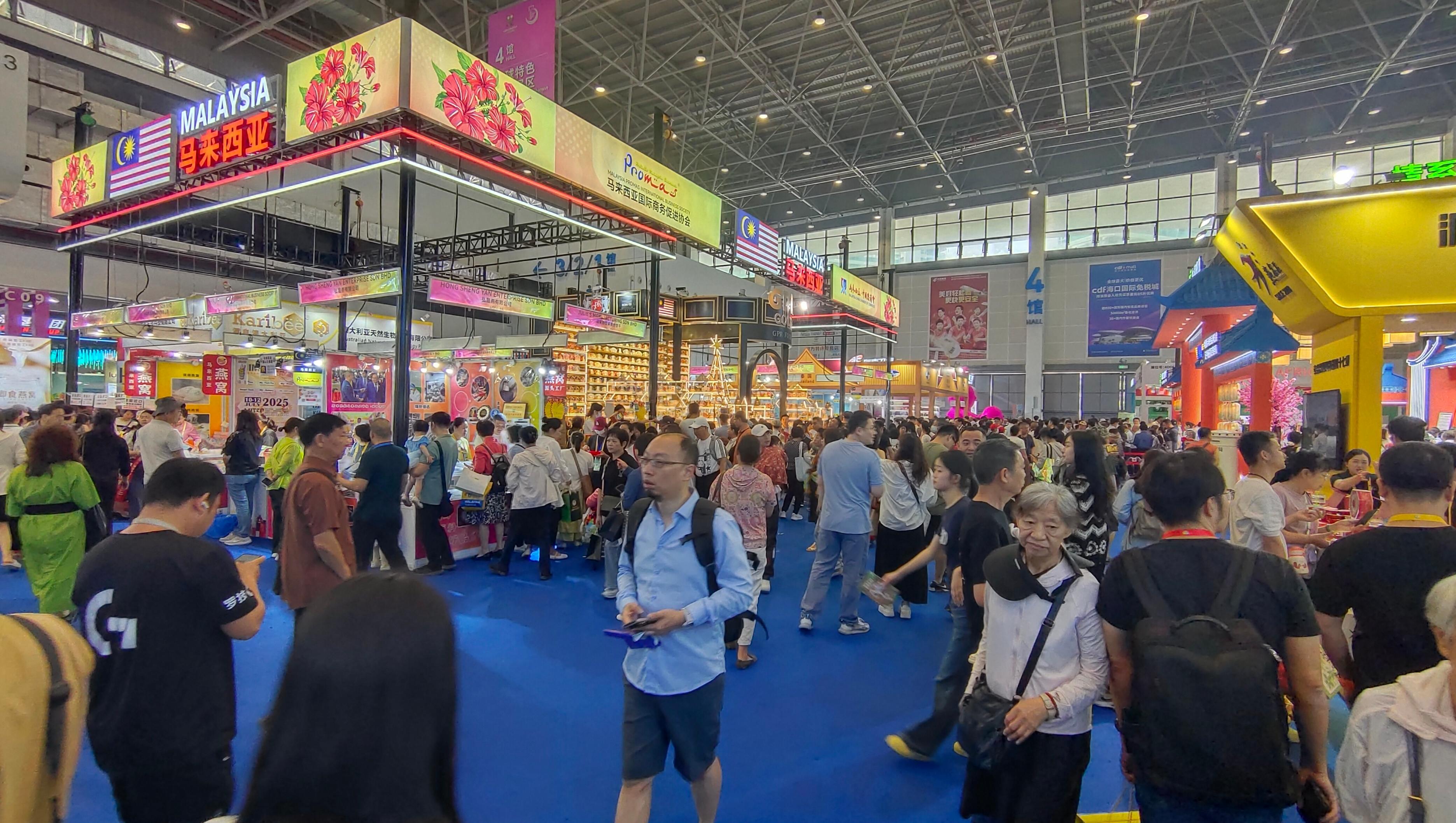 消博會(huì)迎來公眾開放日，眾多市民、客商來到展館參觀、購物。人民網(wǎng)記者 李彤?dāng)z