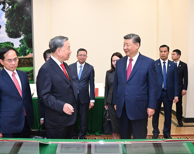 4月14日，習(xí)近平總書記在越共中央駐地同越共中央總書記蘇林舉行會(huì)談。這是會(huì)談后，兩黨總書記共同見證中越雙方簽署的45份雙邊合作文本展示。